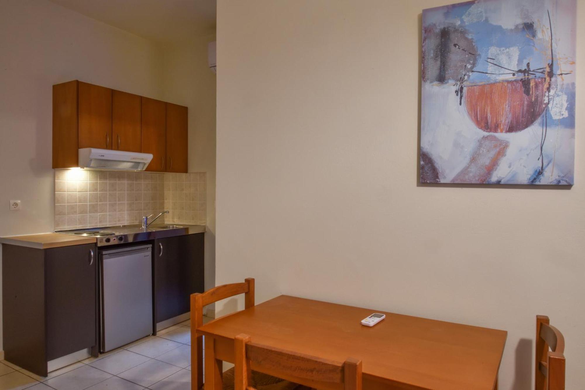 Akatos Hotel Agia Marina Екстериор снимка