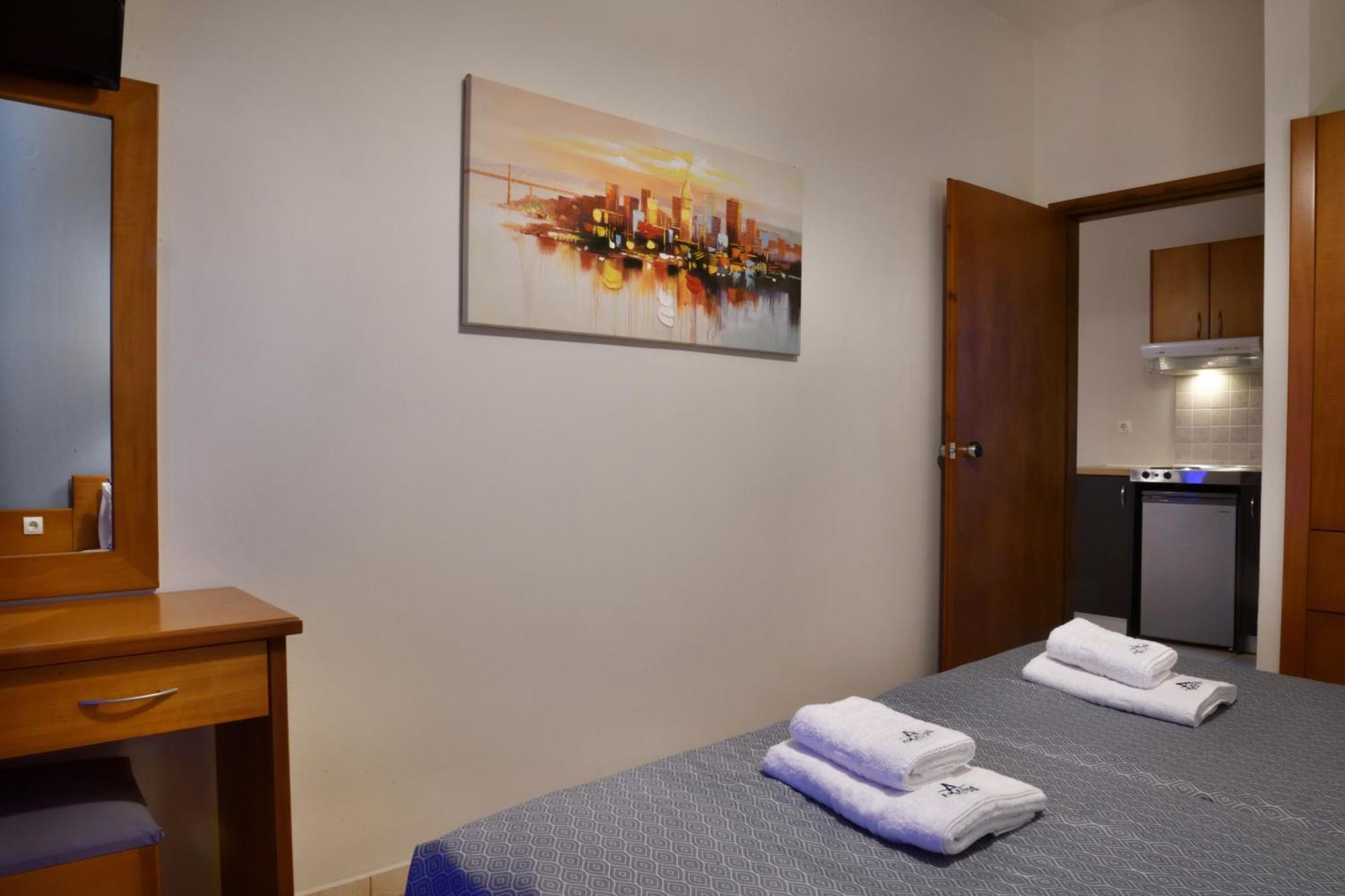 Akatos Hotel Agia Marina Екстериор снимка