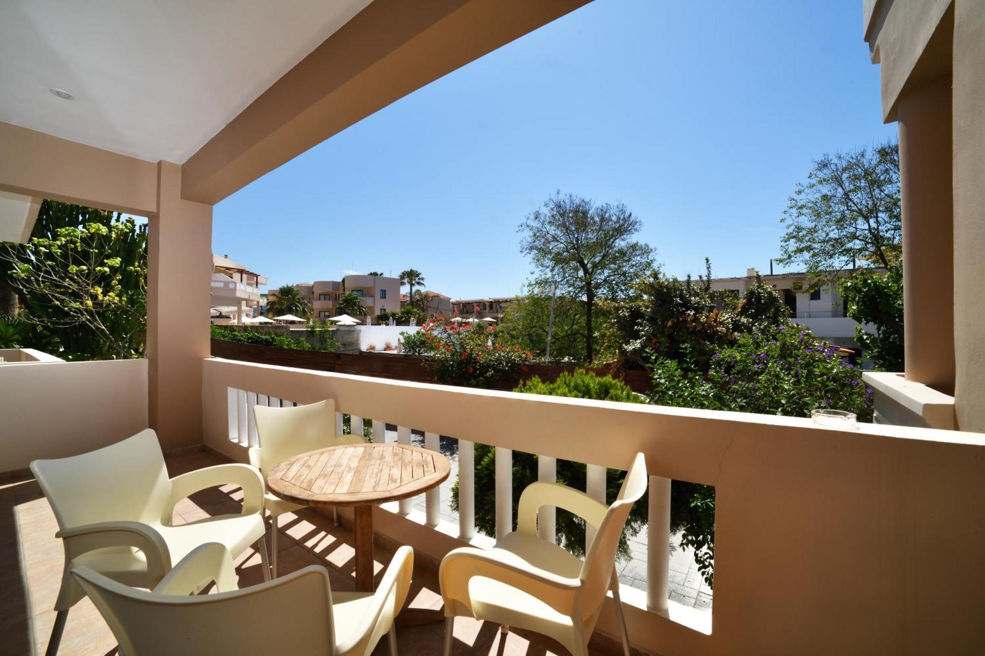 Akatos Hotel Agia Marina Екстериор снимка