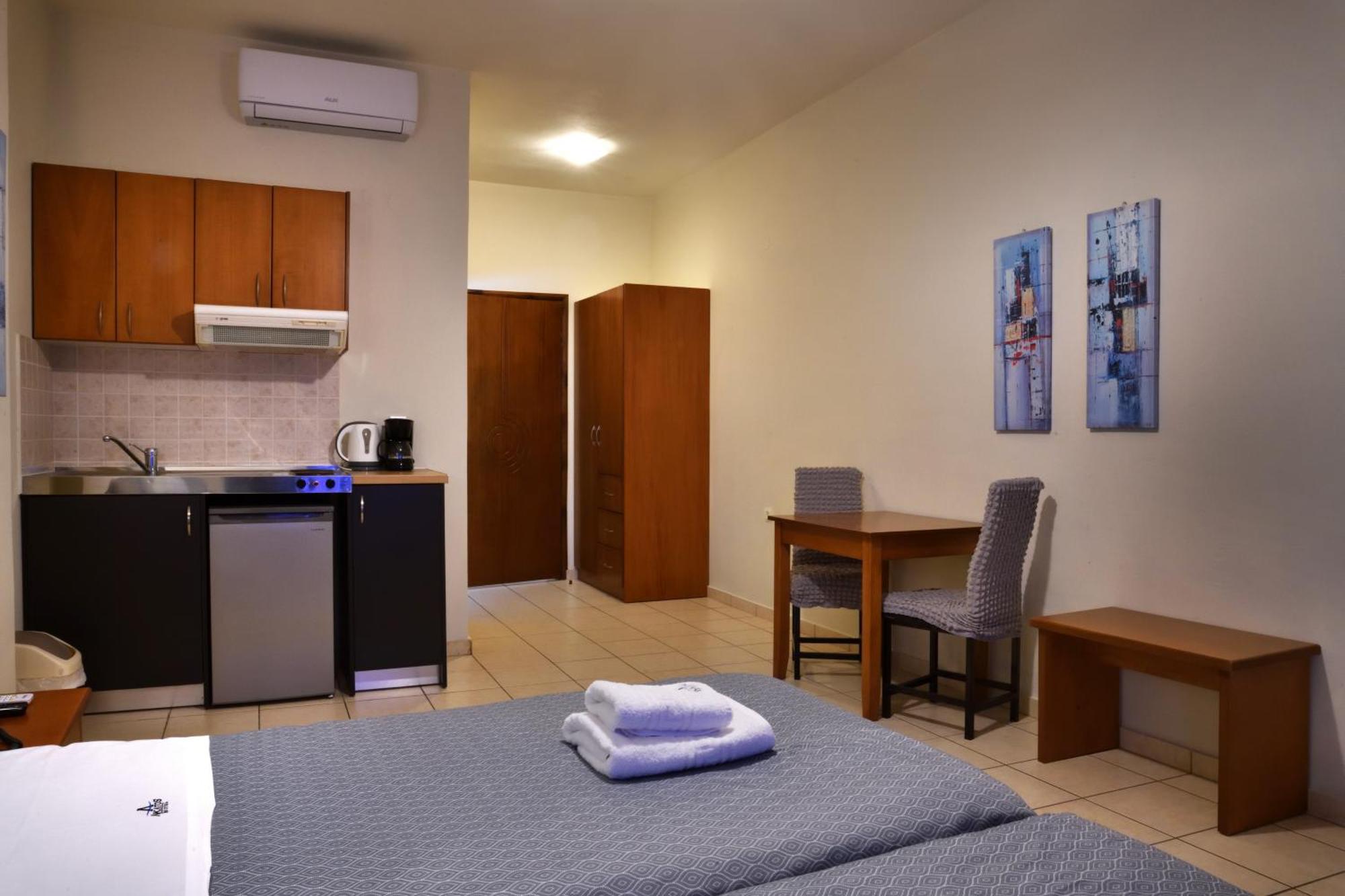 Akatos Hotel Agia Marina Екстериор снимка