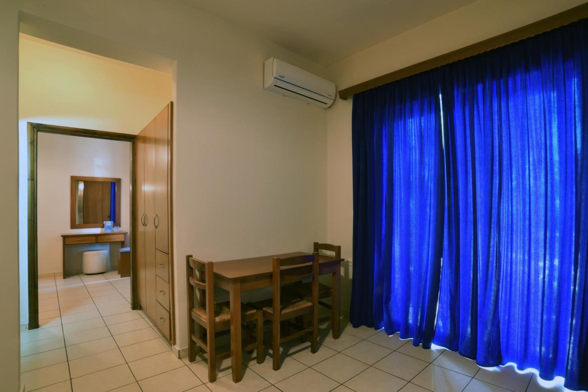 Akatos Hotel Agia Marina Екстериор снимка