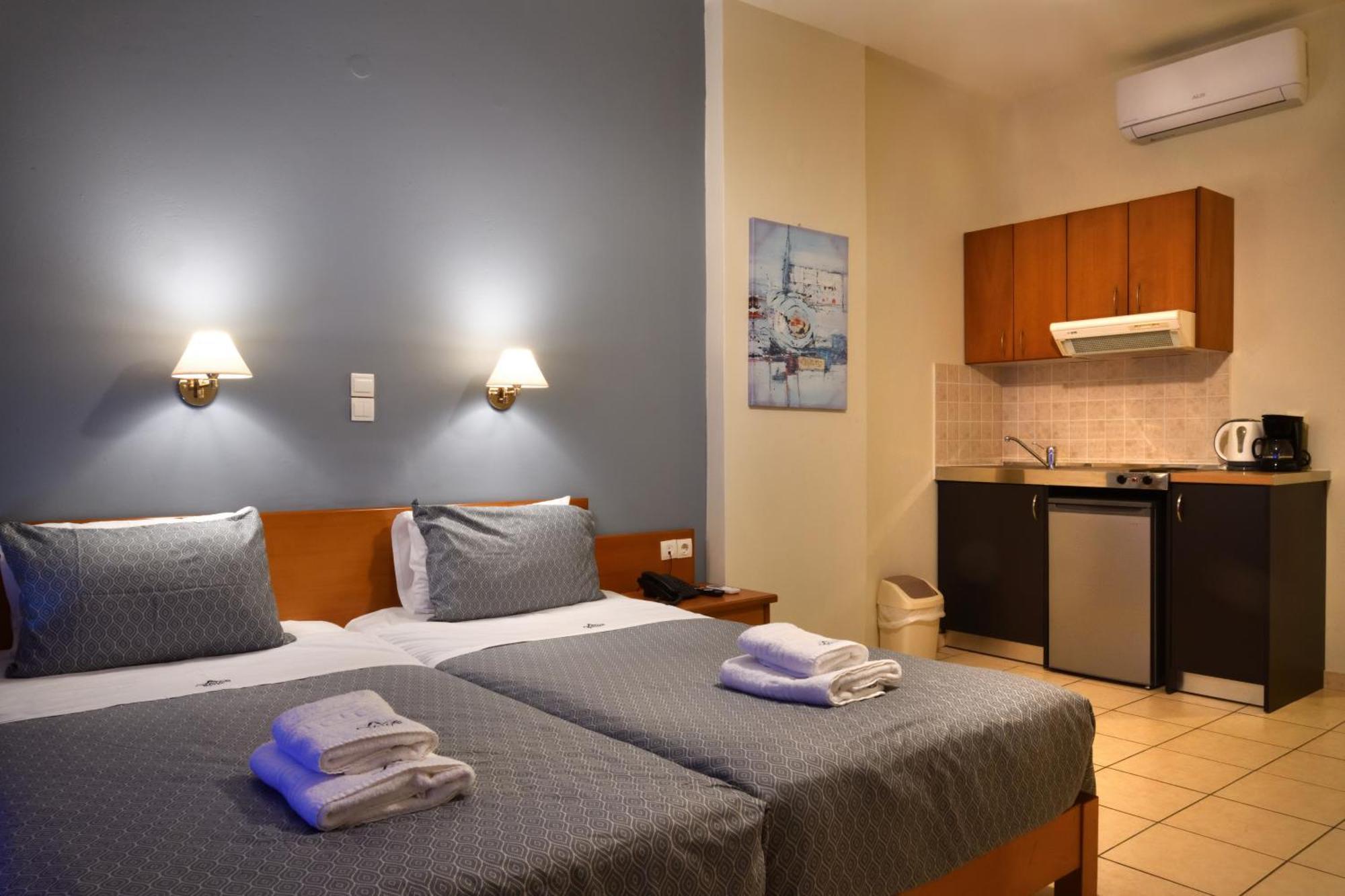 Akatos Hotel Agia Marina Екстериор снимка