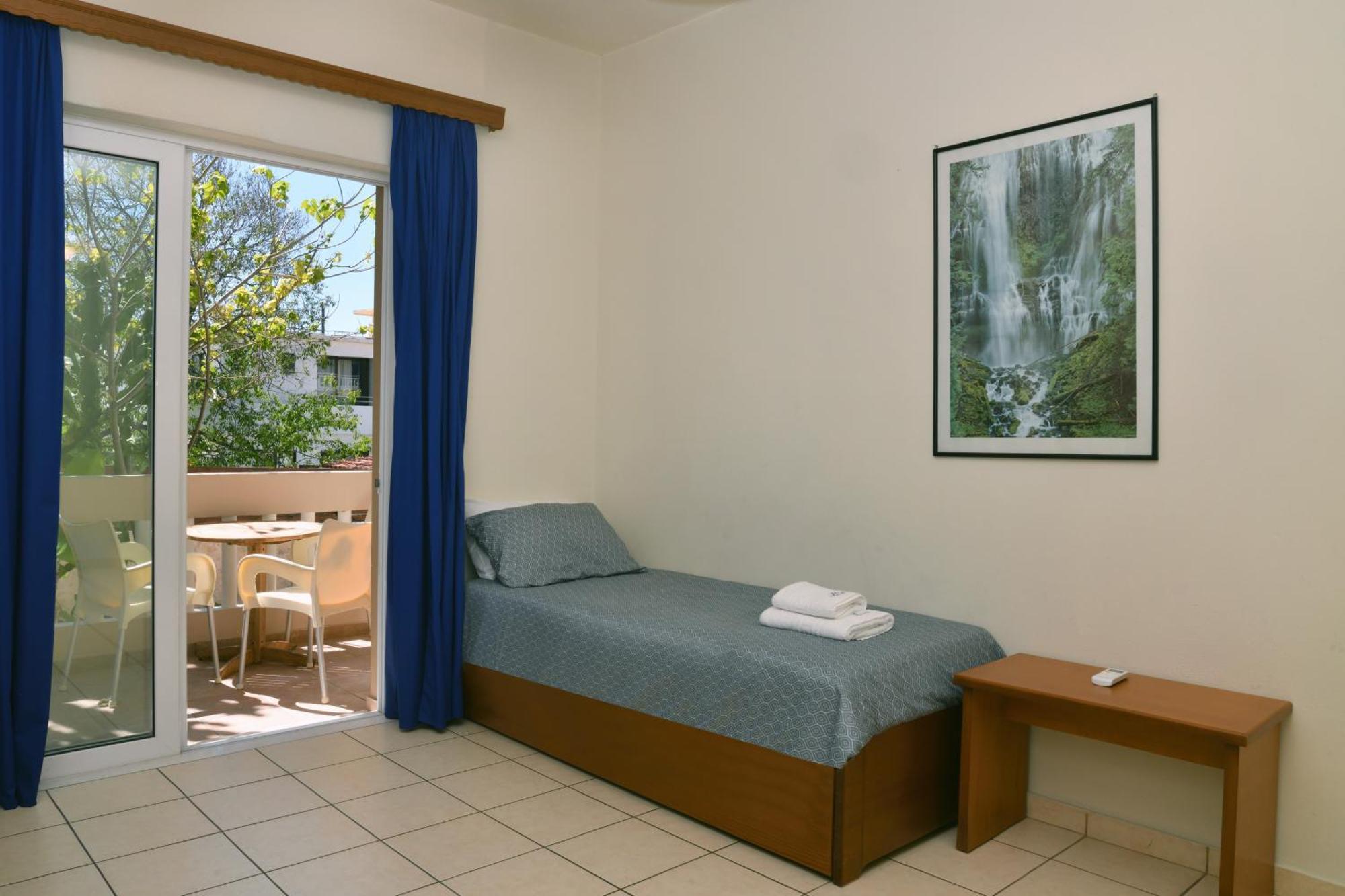 Akatos Hotel Agia Marina Екстериор снимка