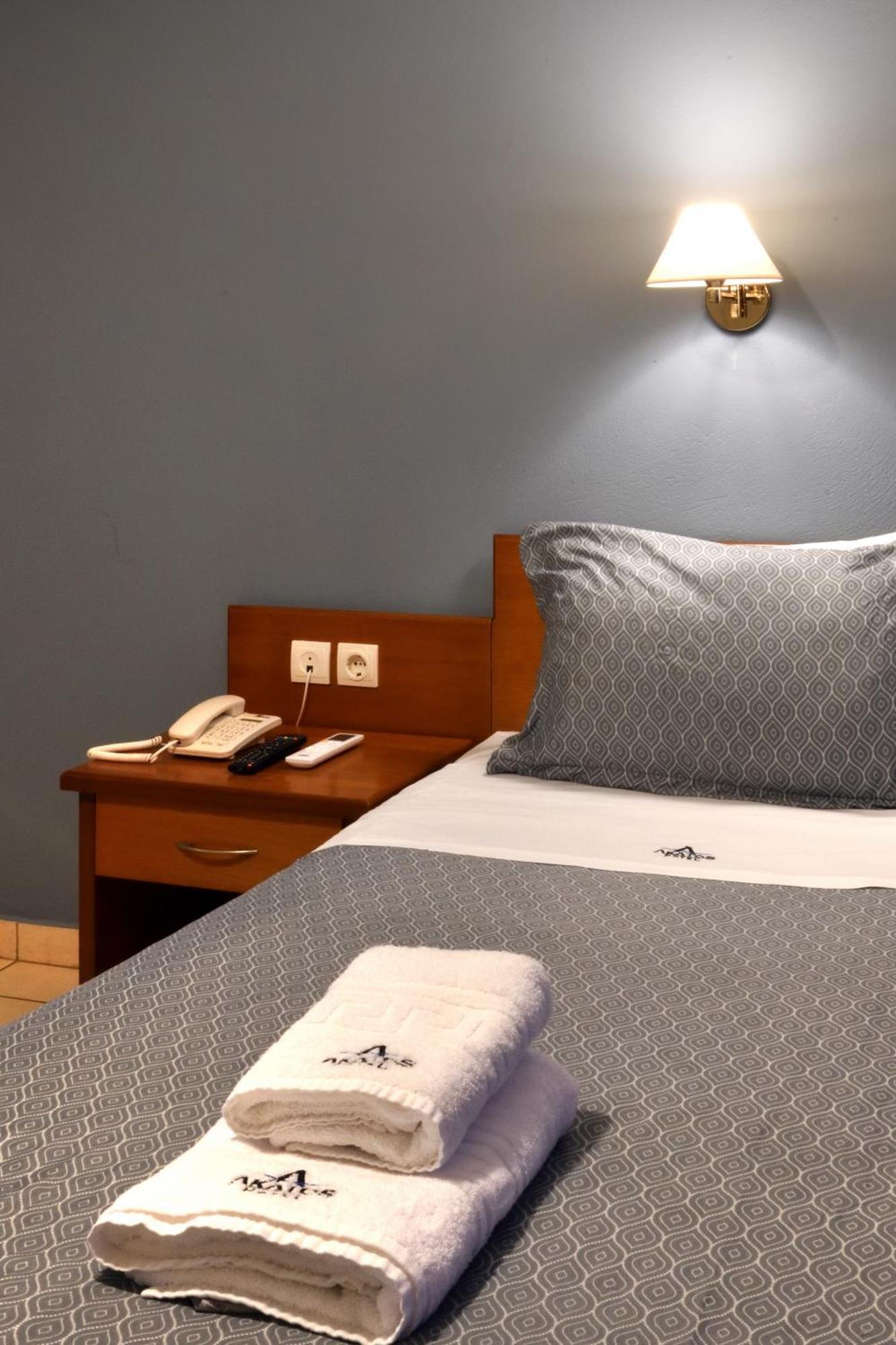 Akatos Hotel Agia Marina Екстериор снимка