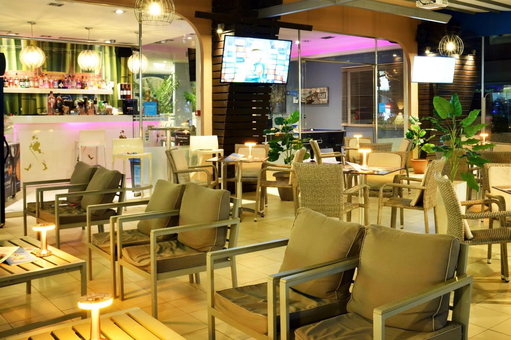 Akatos Hotel Agia Marina Екстериор снимка