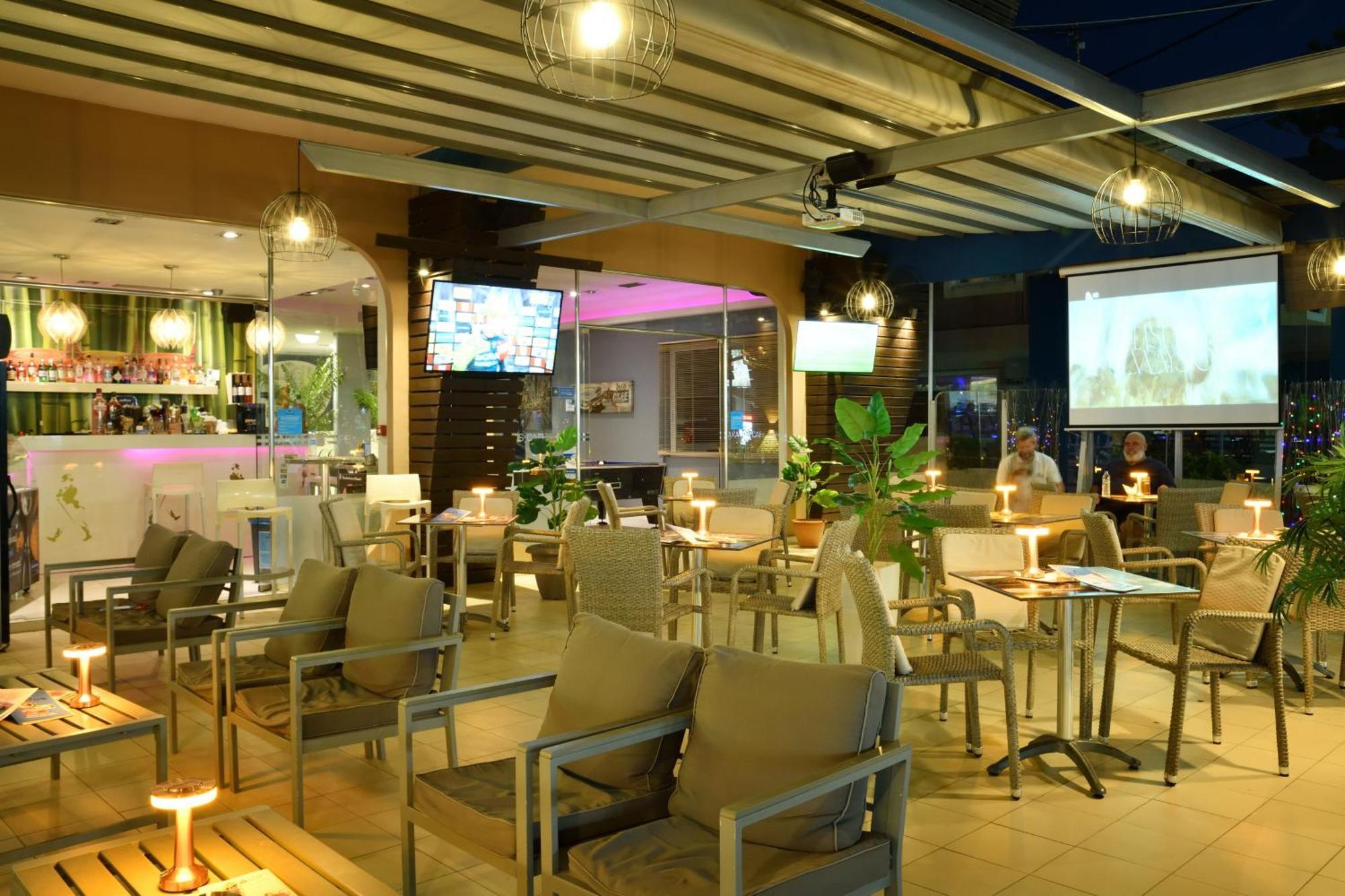 Akatos Hotel Agia Marina Екстериор снимка